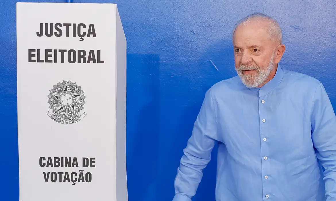 Você está visualizando atualmente ELEIÇÕES || Lula vota em São Bernardo e diz que é hora de “corrigir erros”